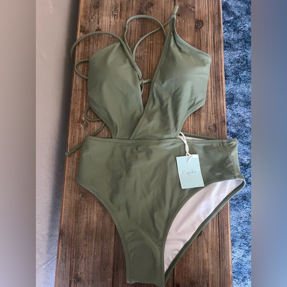 Cupshe Sage Green The Man Halter One Piece Size Medium NWT - Picture 1 of 7